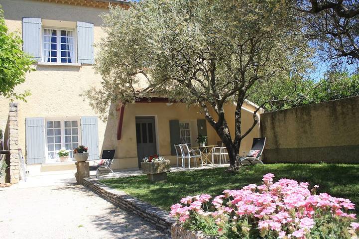 Gîte pour 2 personnes, avec Terrasse ainsi que Jardin et Piscine à Saint-Pierre-de-Vassols