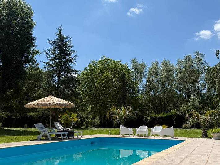 Gîte pour 6 personnes, avec vue sur le lac ainsi que jardin et piscine à Isles-lès-Villenoy