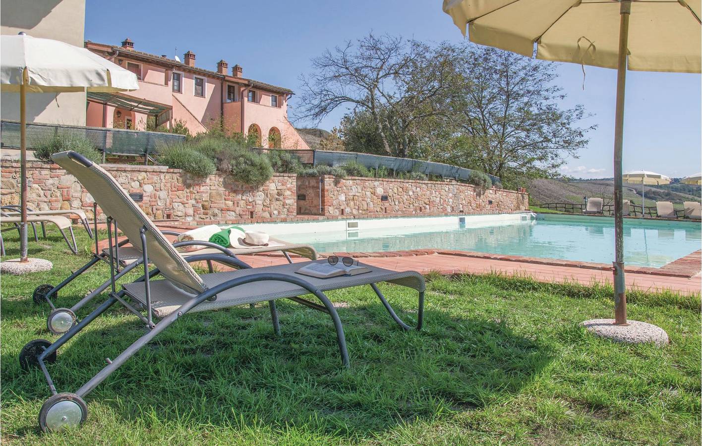 Ganze Ferienwohnung, Appartement am Pool mit Parkplatz & WiFi in Palaia, Pisa Provinz