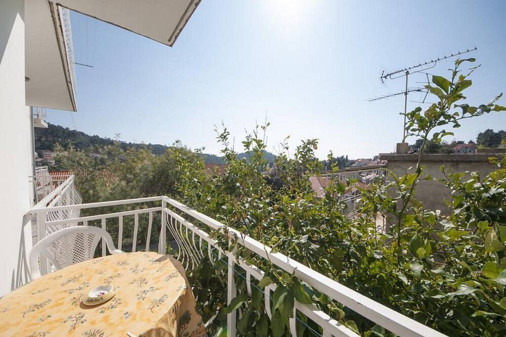 Entire apartment, Bertie's Lodge - Comfort One Bedroom Apartment with Balcony and Sea View in Blato, Korcula