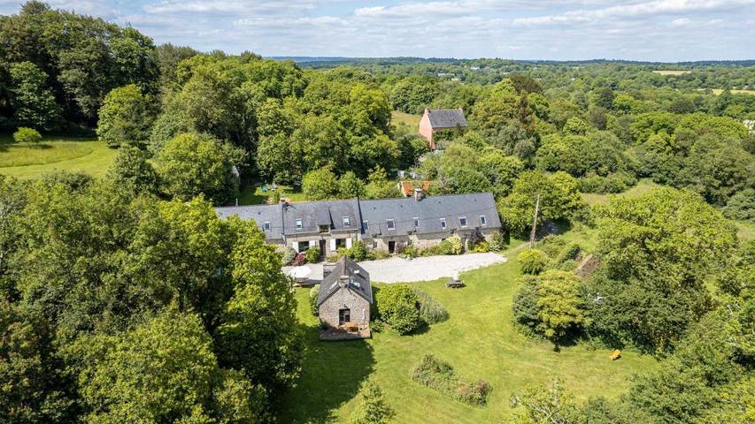 Gîte pour 5 personnes, avec piscine ainsi que jardin et vue à Persquen