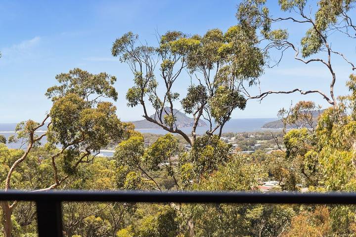 Holiday home for 12 people, with balcony in Nelson Bay