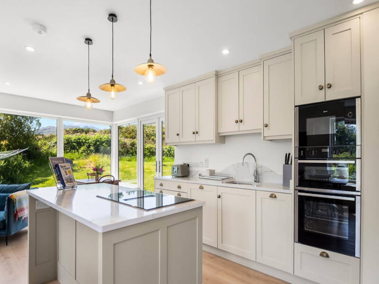 Entire apartment, House in Roundstone with Lovely Garden in Roundstone, Connemara