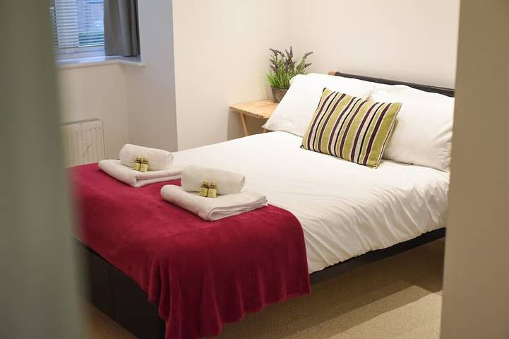 Entire apartment, Whyke Haven * Modern Apartment w/Private Parking in Chichester, West Sussex