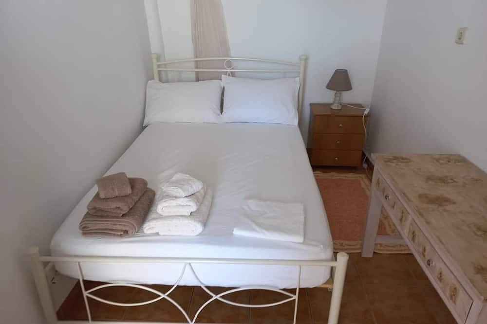 A quiet little Greek village with a  classic cottage 15 minutes from monemvasias in Peloponnes