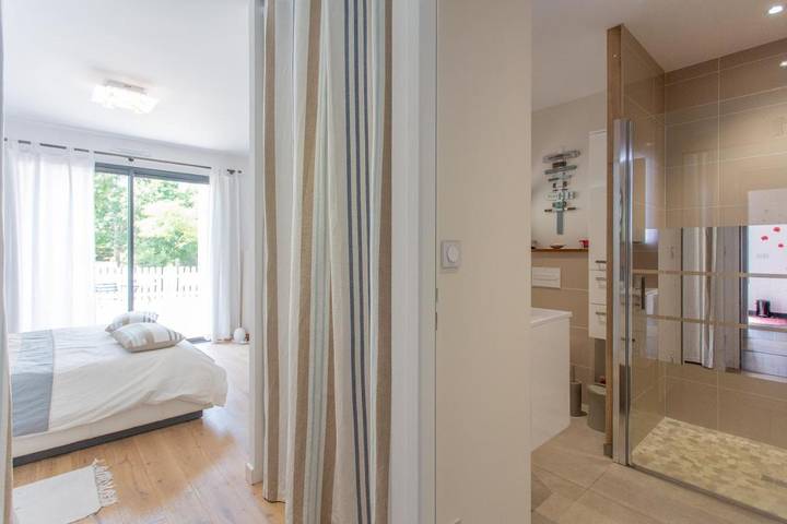 Location de vacances pour 2 personnes, avec terrasse ainsi que jardin et piscine à Gaillan-en-Médoc - 3