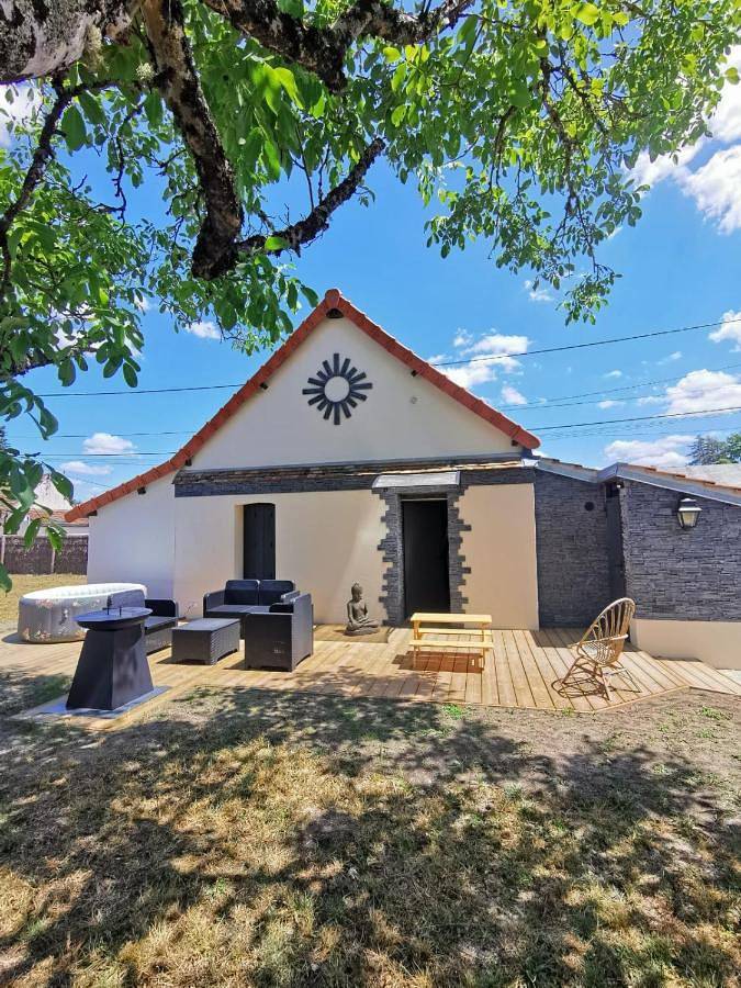 Location de vacances pour 4 personnes, avec piscine ainsi que jacuzzi et jardin à Chaon