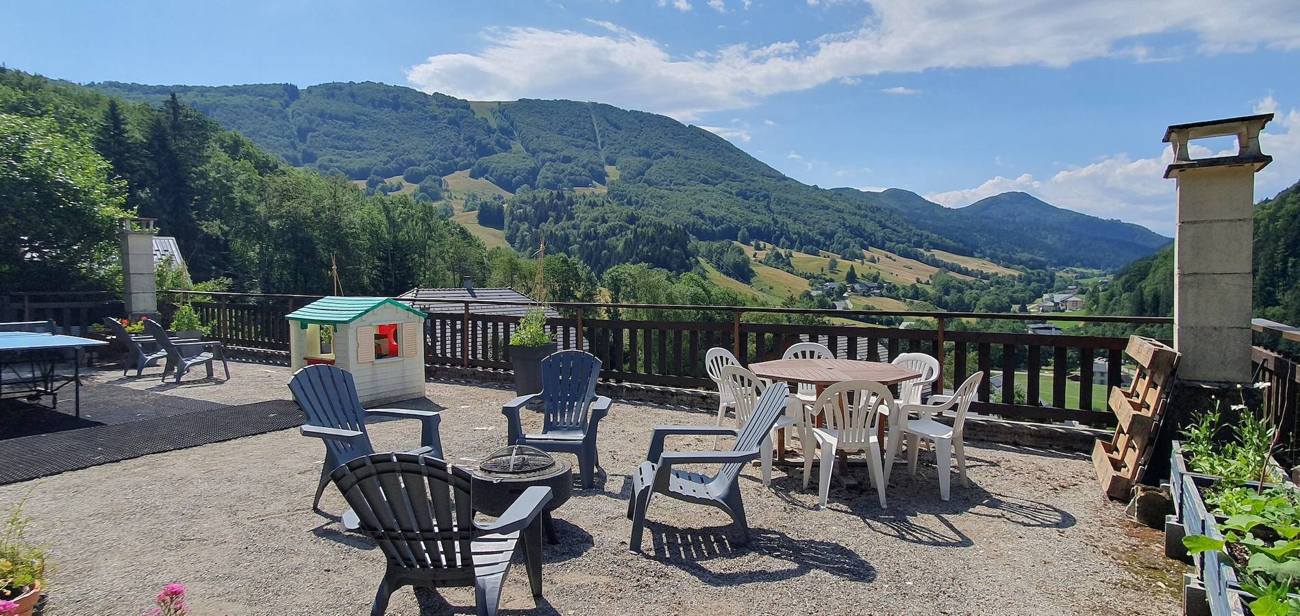 Apartamento entero, Apartamento “Le Berger” con vistas a la montaña, terraza privada y Wi-Fi in Aillon-le-Jeune, Chambéry region