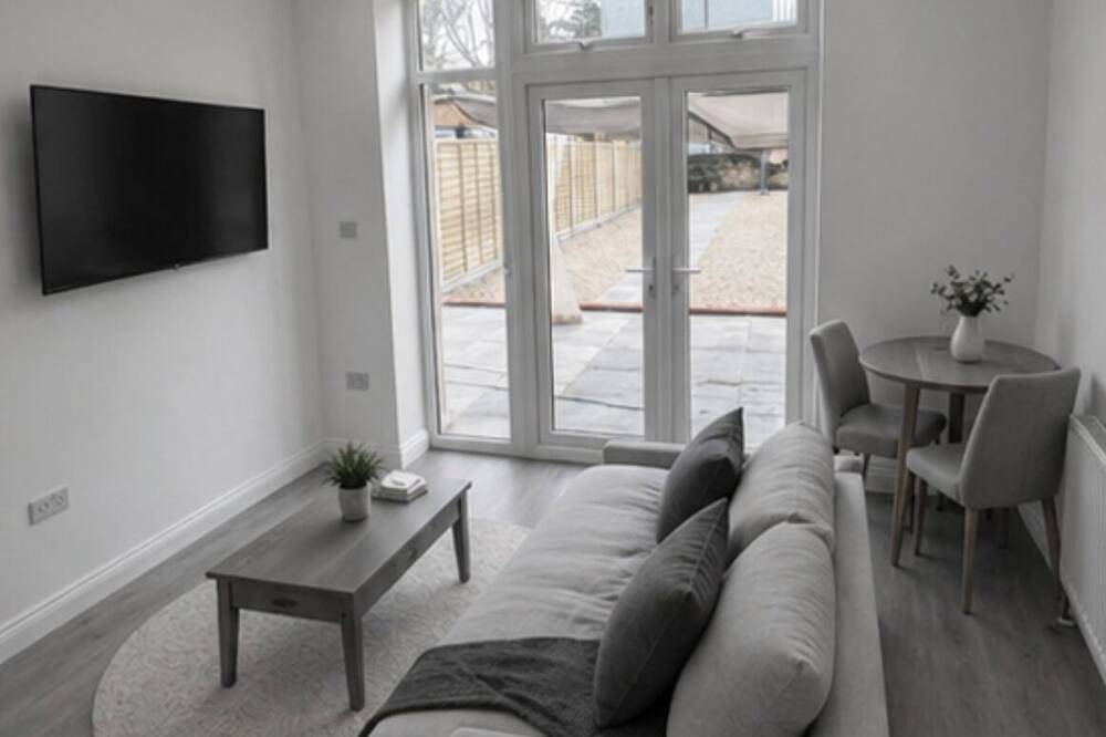 Stylish 2 bed Morden fully furnished House with fast transport links to Central in London, Südostengland