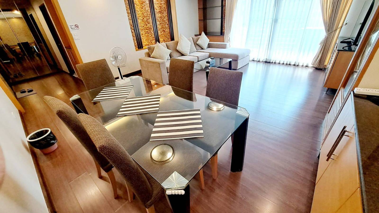 Entire holiday apartment, 5B 2 Bedrooms Downtown Serviced Apartment with shared Pool in Watthana District, Bangkok