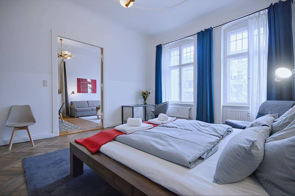 Ganze Wohnung, Großzügige, luxuriös ausgestattete Altbauwohnung mit 3 Zimmern + kleinem Balkon in Charlottenburg Berlin, Berlin