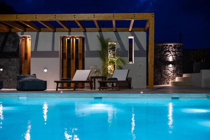 Location de vacances pour 2 personnes, avec jardin ainsi que jacuzzi et piscine à Megalochori - 2