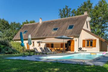 Gîte pour 12 personnes, avec jardin ainsi que piscine et terrasse à Selles-sur-Cher
