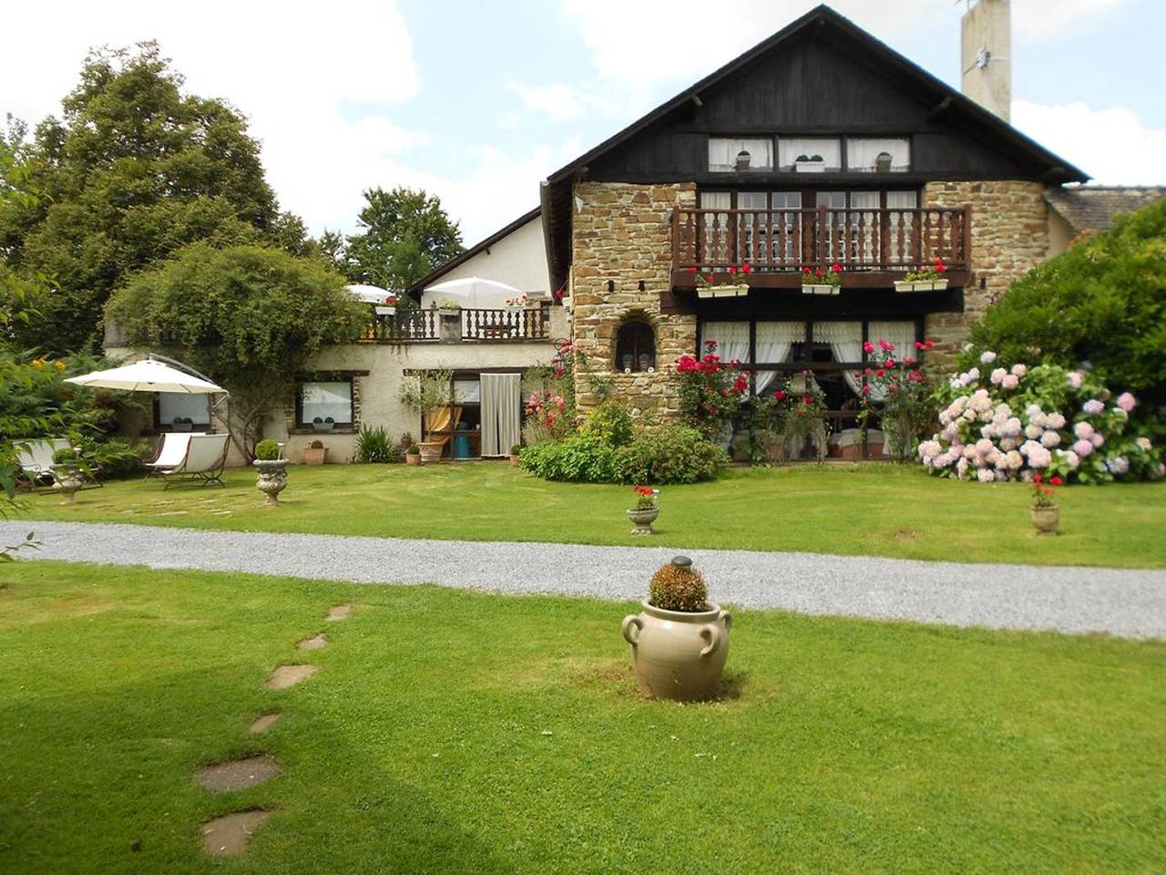 Villa spacieuse à Haut-de-Bosdarros avec piscine privée in Haut-de-Bosdarros, Béarn