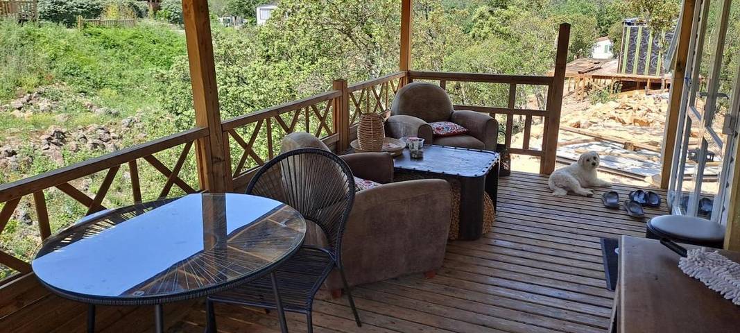 Camping pour 3 personnes, avec terrasse et vue ainsi que jardin et piscine