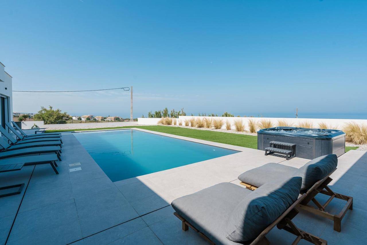 Villa Locki with jacuzzi, private pool and sea view in Atalaia, Distrito de Lisboa