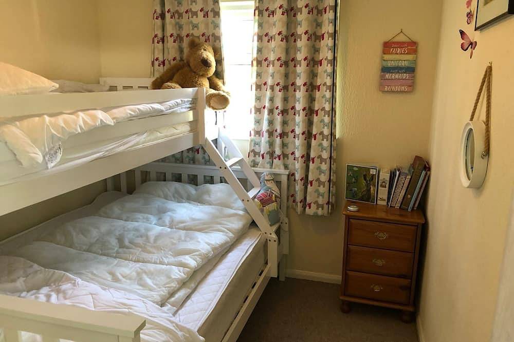 Well equipped chalet on quiet site with Club House and heated pool (in season). in Stalham, The Broads