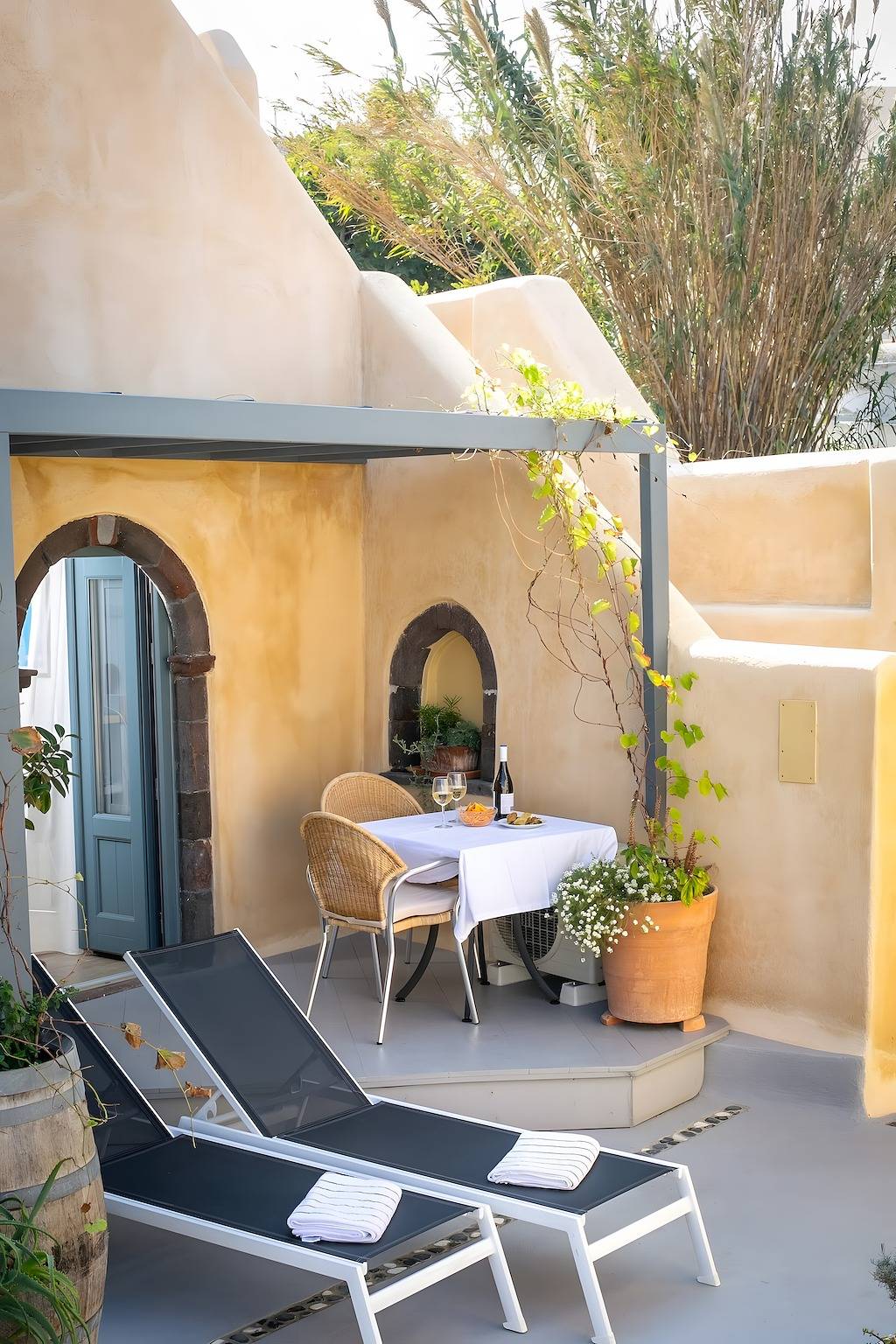 Apartment in A Hotel 'Fireplace' with Wi-Fi and Air Conditioning in Finikia, Santorini