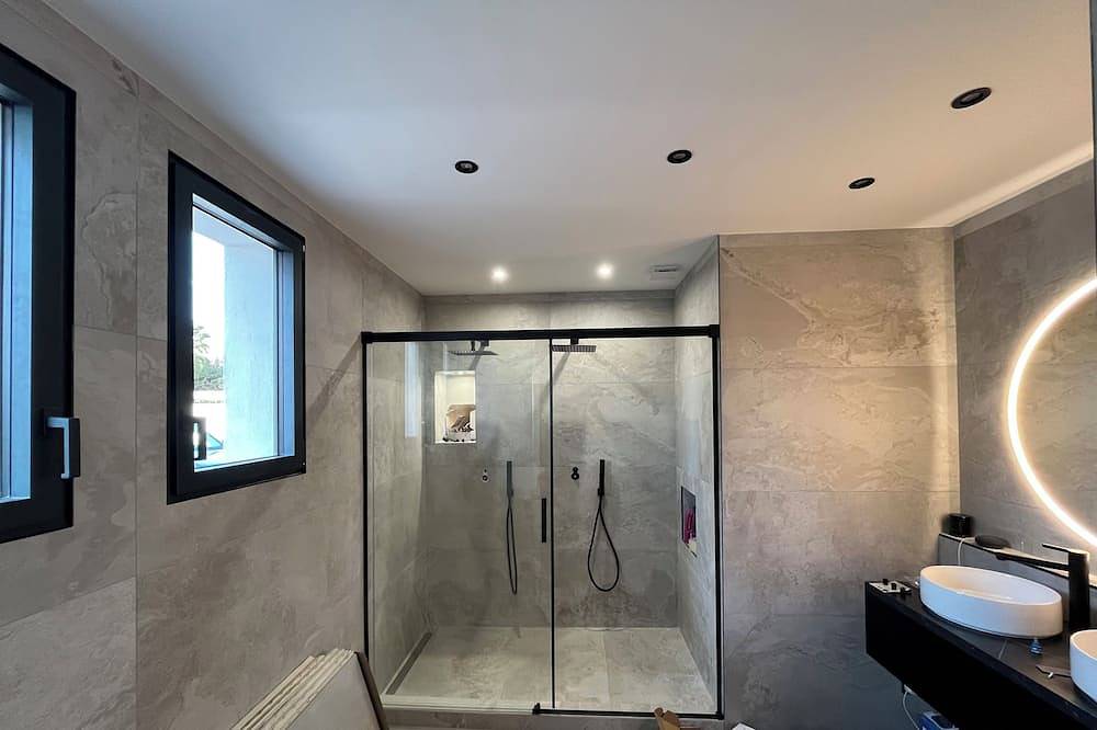 House, pool, jacuzzi 5 mins from cassis perfect for 2 couples/children in Carnoux-en-Provence, Marseille region