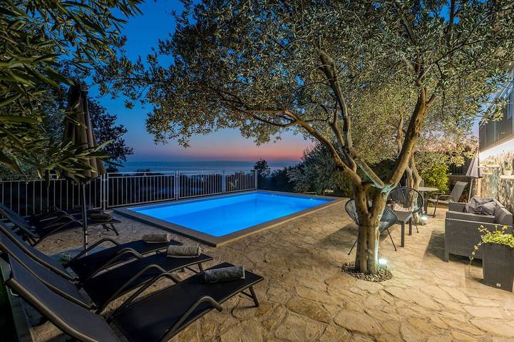 Ferienhaus für 8 Personen, mit Garten und Balkon, mit Haustier in Kaštela