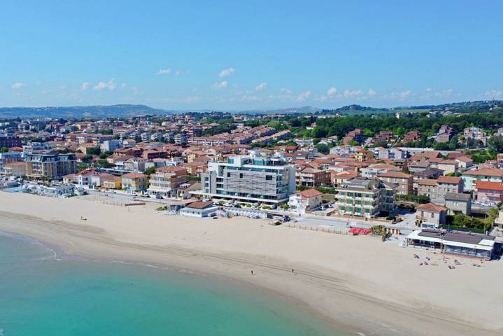 Appartamento intero, [Terrazza Fronte Mare] Attico + Garage Privato in Fontespina, Civitanova Marche