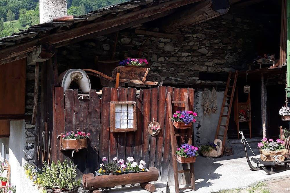 Baita  in caratteristico villaggio montano in Bellino, Provincia di Cuneo