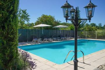 Gîte pour 15 personnes, avec jardin ainsi que piscine et terrasse, animaux acceptés à Loupiac (Lot)
