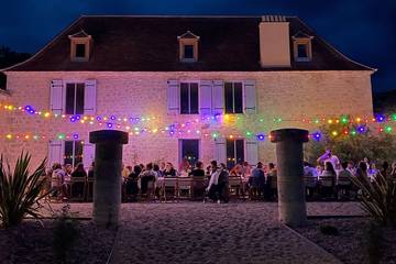 Gîte pour 30 personnes, avec terrasse et jacuzzi ainsi que sauna et jardin à Sainte-Sabine-Born