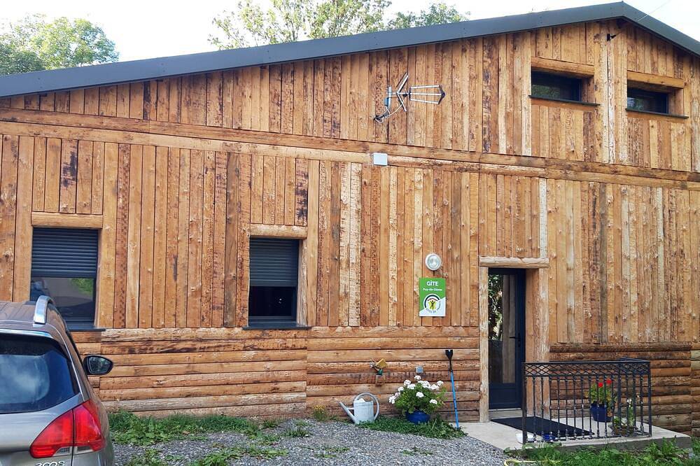 Wooden house in the fields in Orcival, Regionaler Naturpark Volcans d'Auvergne