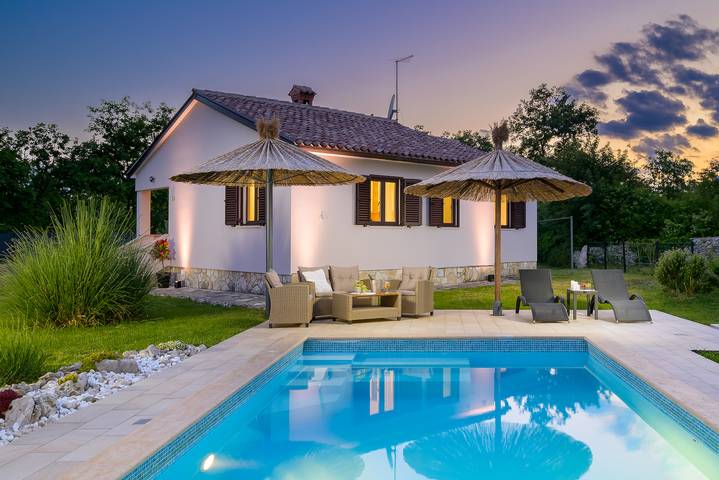 Ferienhaus für 5 Personen, mit Terrasse und Garten sowie Pool