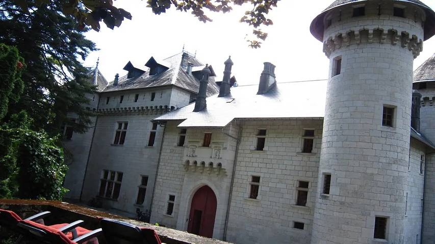 Château pour 5 personnes, avec Terrasse ainsi que Jardin et Piscine dans Auvergne-Rhône-Alpes - 3