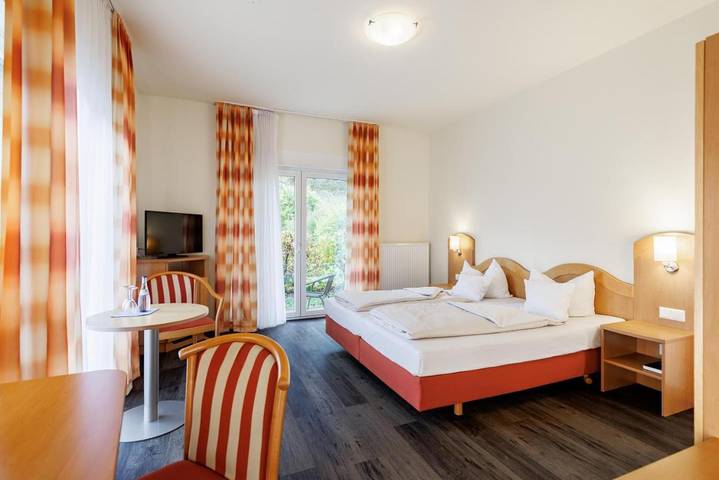Hotel, mit Balkon und Terrasse sowie Garten und Sauna in Bad Ditzenbach