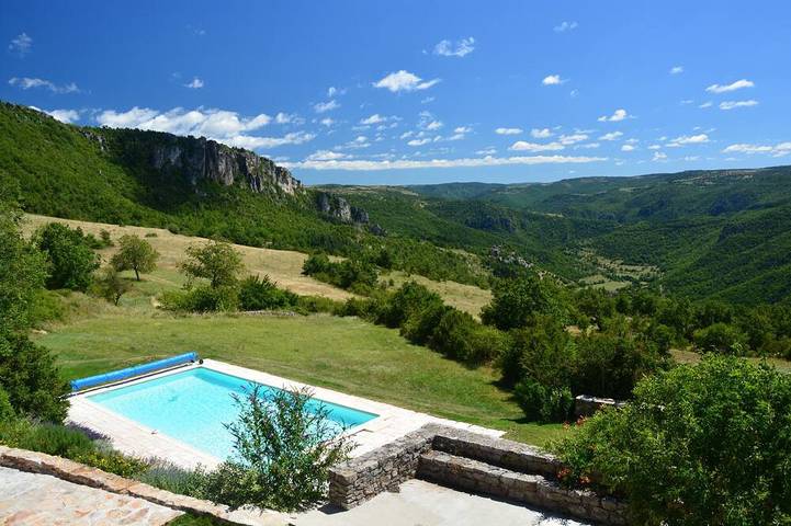 Location de vacances pour 14 personnes, avec jardin à La Roque-Sainte-Marguerite