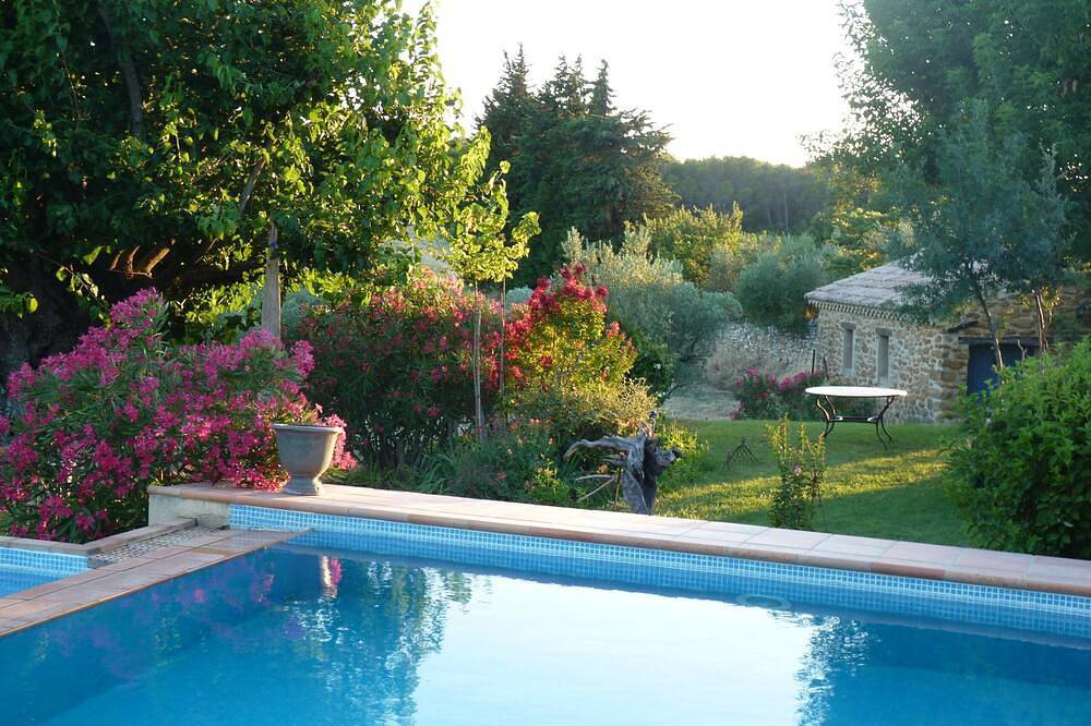 Jolie maison provençale avec son jardin privatif au sein d'une vaste magnanerie in Mondragon, Vaucluse