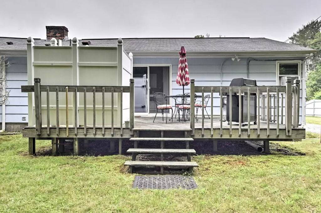 Ganze Wohnung, Family friendly yard, with deck and gas Bbq. The perfect place to relax and enjoy Narragansett! in Narragansett Pier, Narragansett