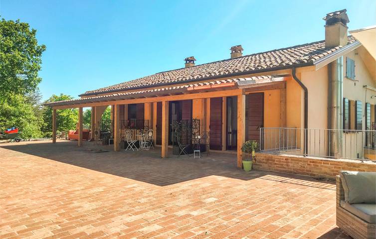 Ferienwohnung für 9 Personen, mit Pool und Garten sowie Terrasse, mit Haustier