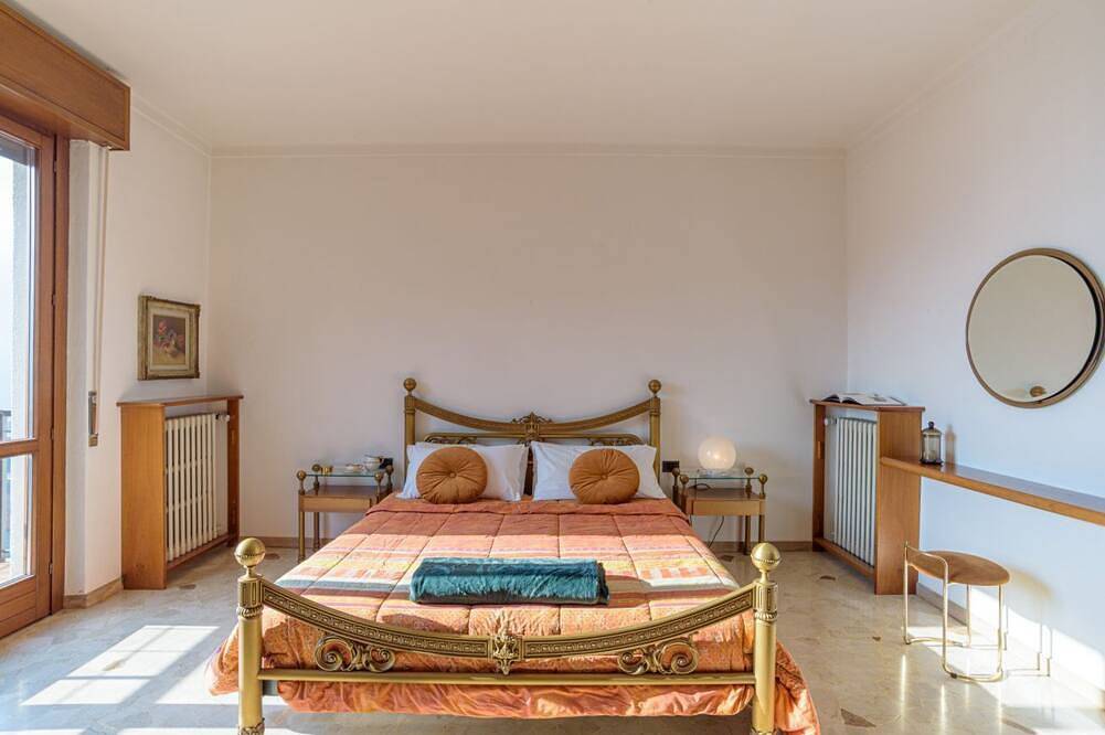 Bright villa with lake view, can accommodate up to 6 people.The property is located in a residential area of Mandello del Lario, a town on the shores of the Lecco branch of Lake Como.The area is ideal for both relaxing stays and trekking lovers. Nearby t in Mandello del Lario, Westelijke Bergamo-Alpen