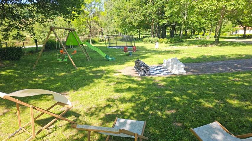 Location de vacances pour 6 personnes, avec vue ainsi que vue sur le lac et terrasse à Ladignac-le-Long - 4