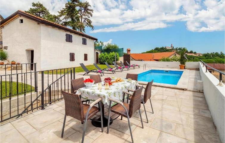 Ferienwohnung für 8 Personen, mit Garten und Pool sowie Ausblick