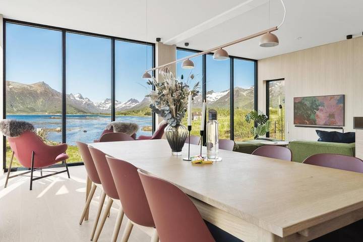 Villa for 10 personer, Jacuzzi og Terrasse i tillegg til Hage og Sauna i Lofoten