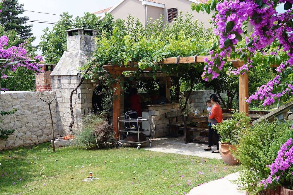Entire apartment, 300m to the beach, quiet, large garden in Biograd na Moru, Zadar