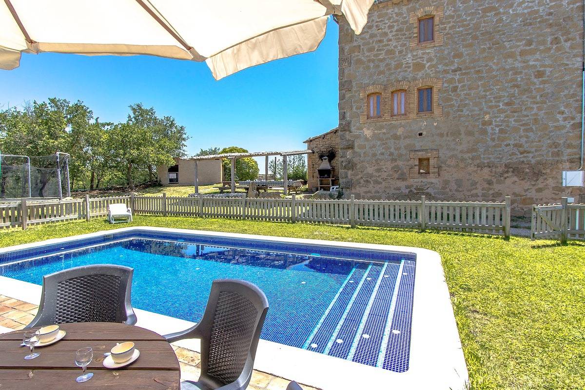 ¡Chalet rústico para 15, con piscina privada! in Llovera, Provincia de Lleida
