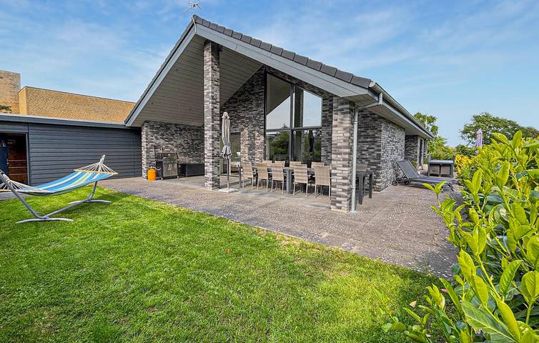 Ferienhaus für 9 Personen, mit Terrasse und Whirlpool in Grenå Strand