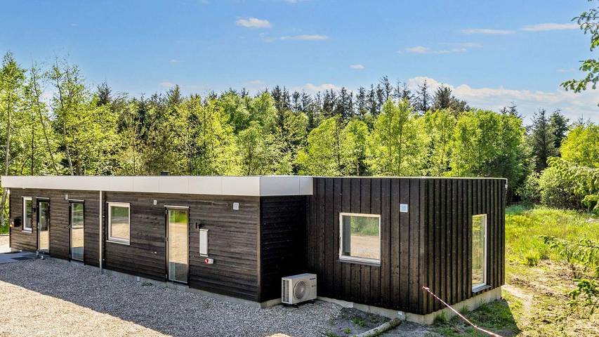 Ferieudlejning for 16 personer, med sauna og jacuzzi samt terrasse, husdyr tilladt i Morsø