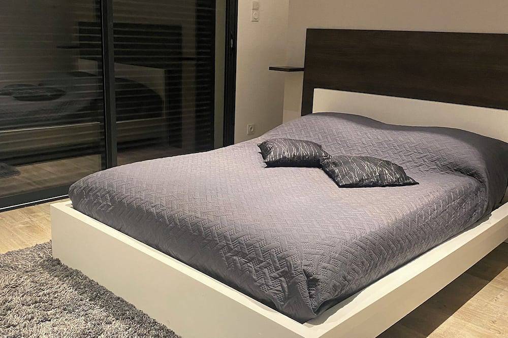 Architect-designed villa on private estate. Swimming pool open with dates and times. in Ensuès-la-Redonne, Istres region