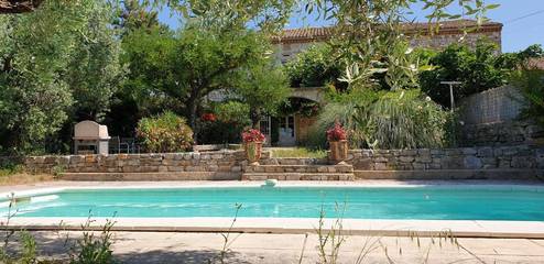 Gîte pour 7 personnes, avec piscine ainsi que jardin et vue à Aubussargues