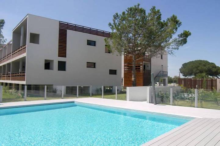 Gîte pour 4 personnes, avec piscine ainsi que terrasse et balcon/terrasse dans Golf de Saint Cyprien