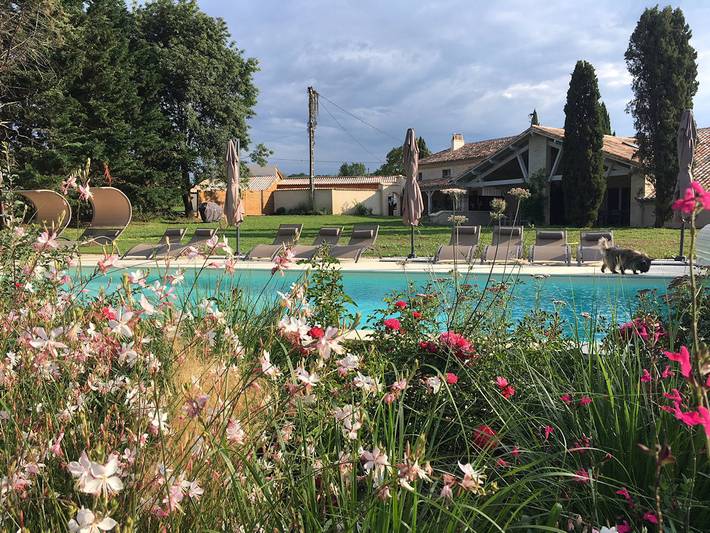 Gîte pour 6 personnes, avec jardin ainsi que piscine et terrasse à Lougratte