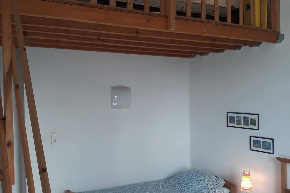 Country gîte at the foot of Mt Ventoux with view of Château du Barroux in Le Barroux, Parque natural regional del Mont Ventoux