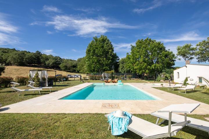 Villa per 14 persone, con piscina e giardino nonché vista lago, con animali domestici in Maremma